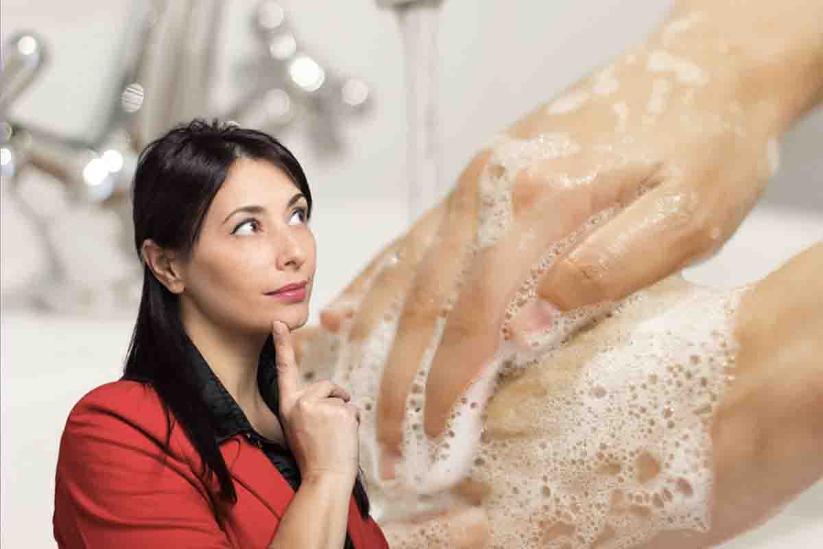 lavarsi le mani dopo maneggiato alimento